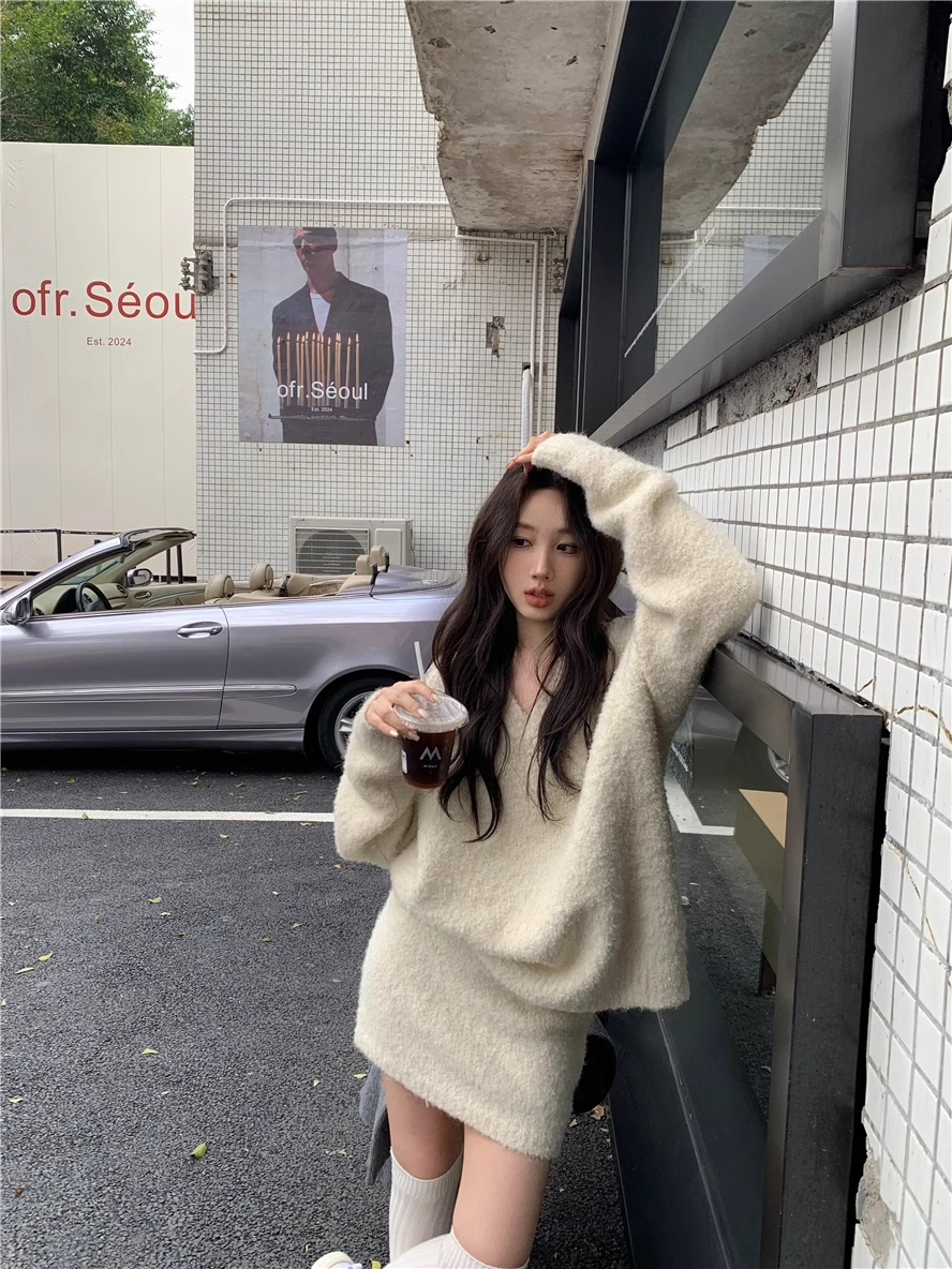 Fashion Suit Skirt Women's New Style V-neck Pullover Sweater Half-length Skirt Two-piece Suit YM1814