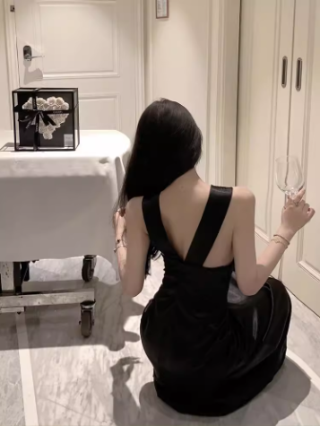Sexy Waist-baring Lace Suspender Holiday Dress Black halter Long Birthday Dress YM2337